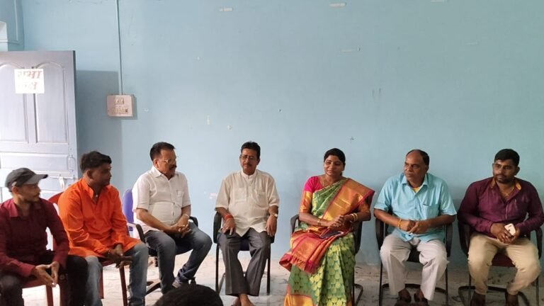 अनुसूचित जनजाति आयोग के राष्ट्रीयअध्यक्ष डॉ आशा लकड़ा लोगों के साथ की बैठक