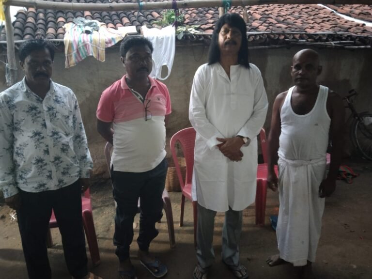पूर्व मंत्री राजा पीटर ने समर्थकों के साथ एदेलहतु में अनन्त बाबू के माता जी के श्राद्ध कर्म भोज में शिरकत की |