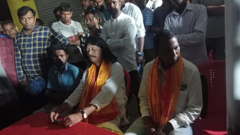 पूर्व मंत्री राजा पीटर ने धुर्वा मोड़ में आयोजित रावण दहन कार्यक्रम में हिस्सा लिया।